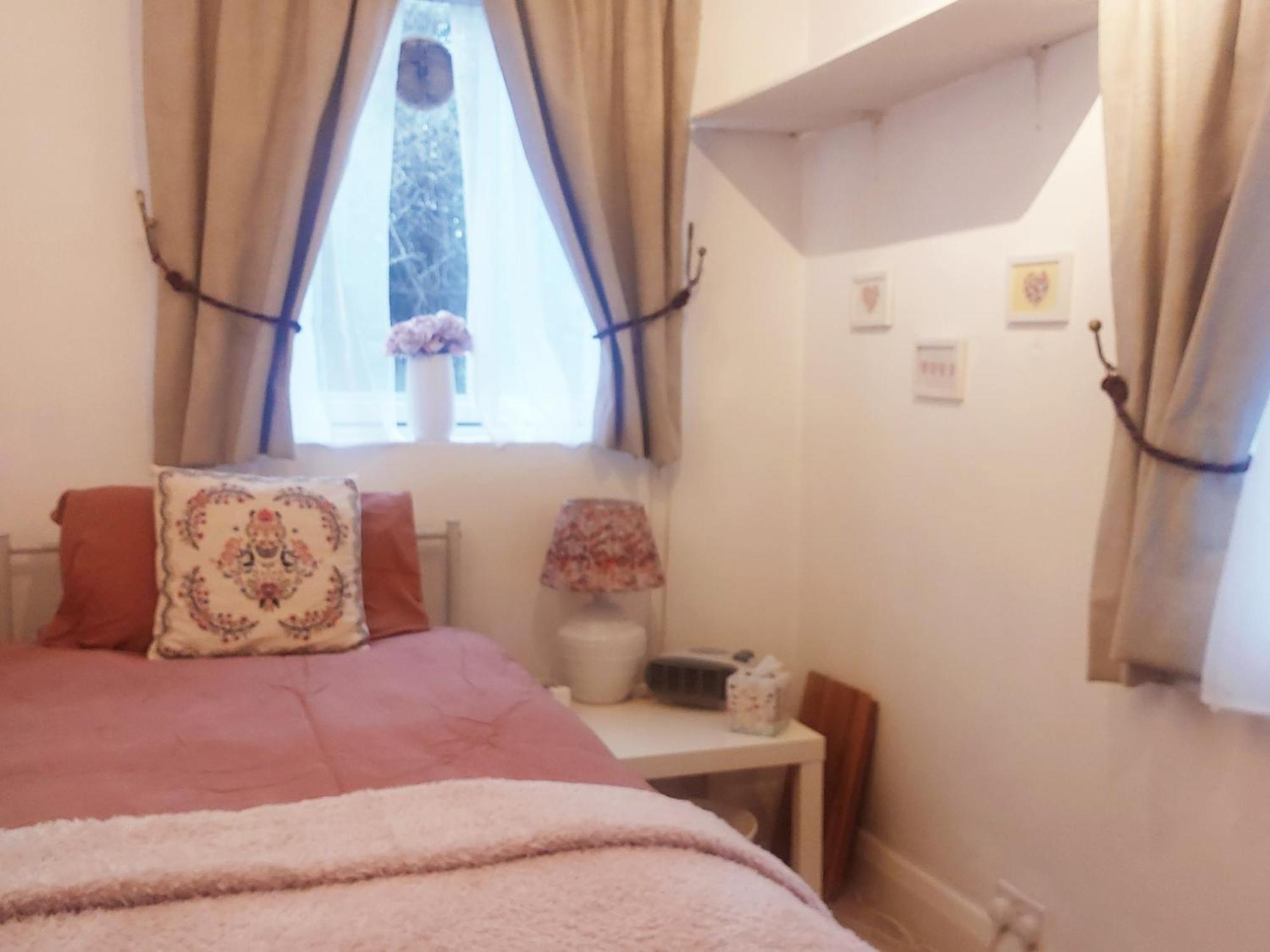 Centrel To London Single Bed Room Quiet Home With Host And Breakfast Exterior photo
